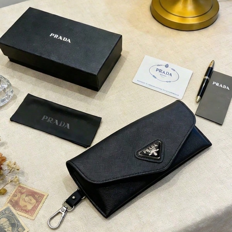 Czarne skórzane etui na okular – Women Bags Prada recenzja i cena