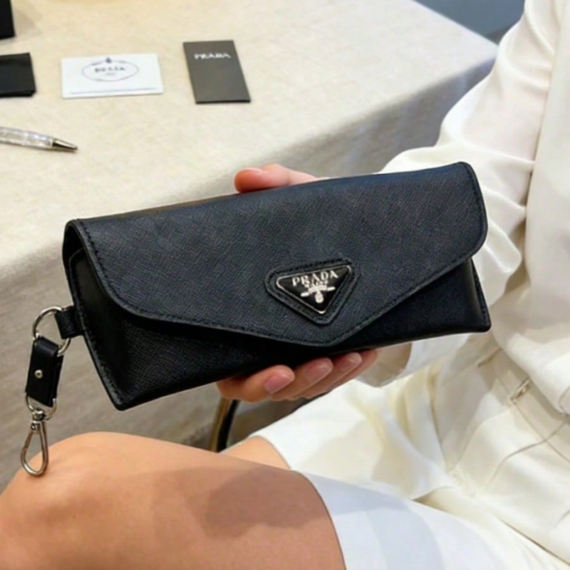 Czarne skórzane etui na okular – Women Bags Prada recenzja i cena