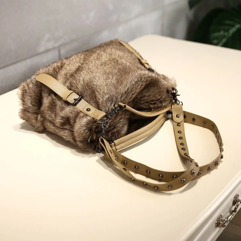 Wełniana aksamitna damska modn – Women Bags Guess recenzja i cena